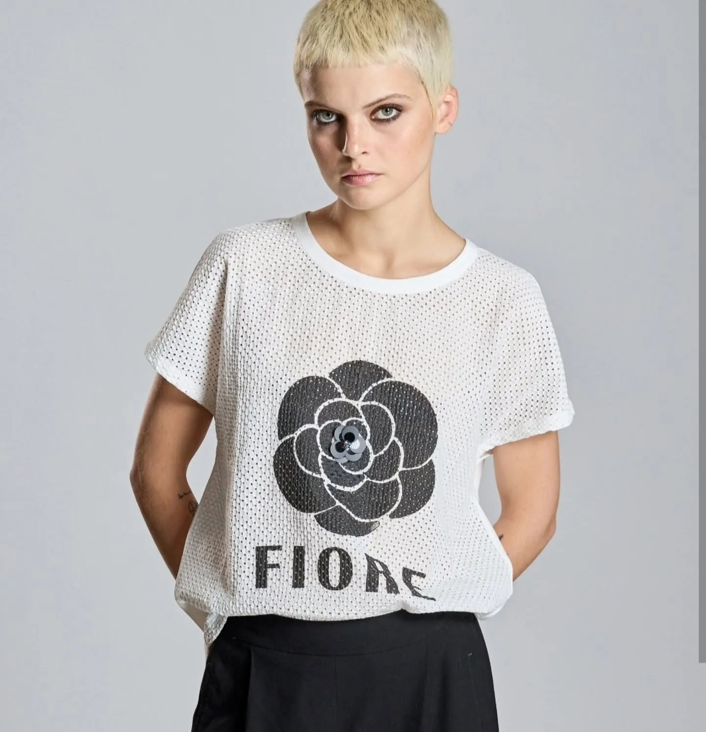 Camiseta blanca con estampado floral Fiore y falda negra — Flaviano Moda
