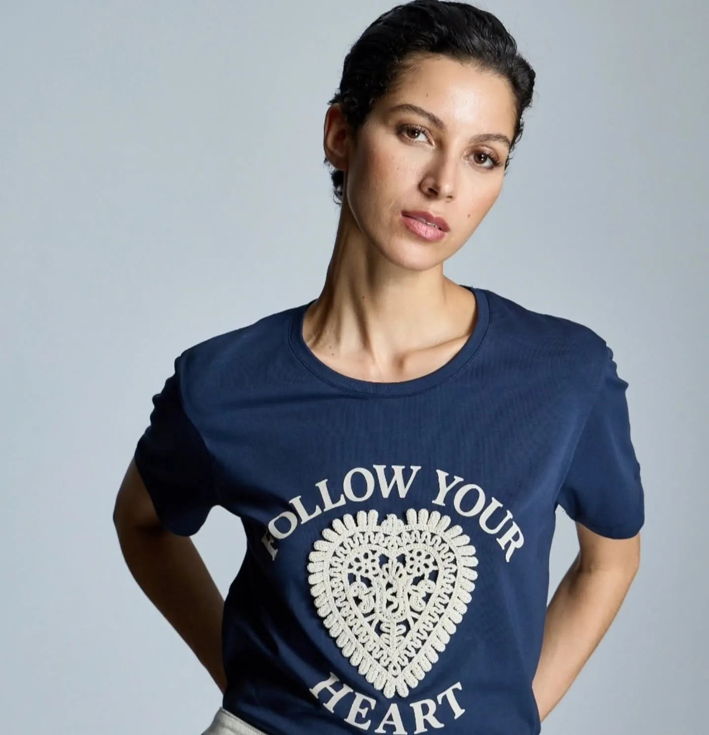 Camiseta azul marino Follow Your Heart con corazón bordado — Flaviano Moda