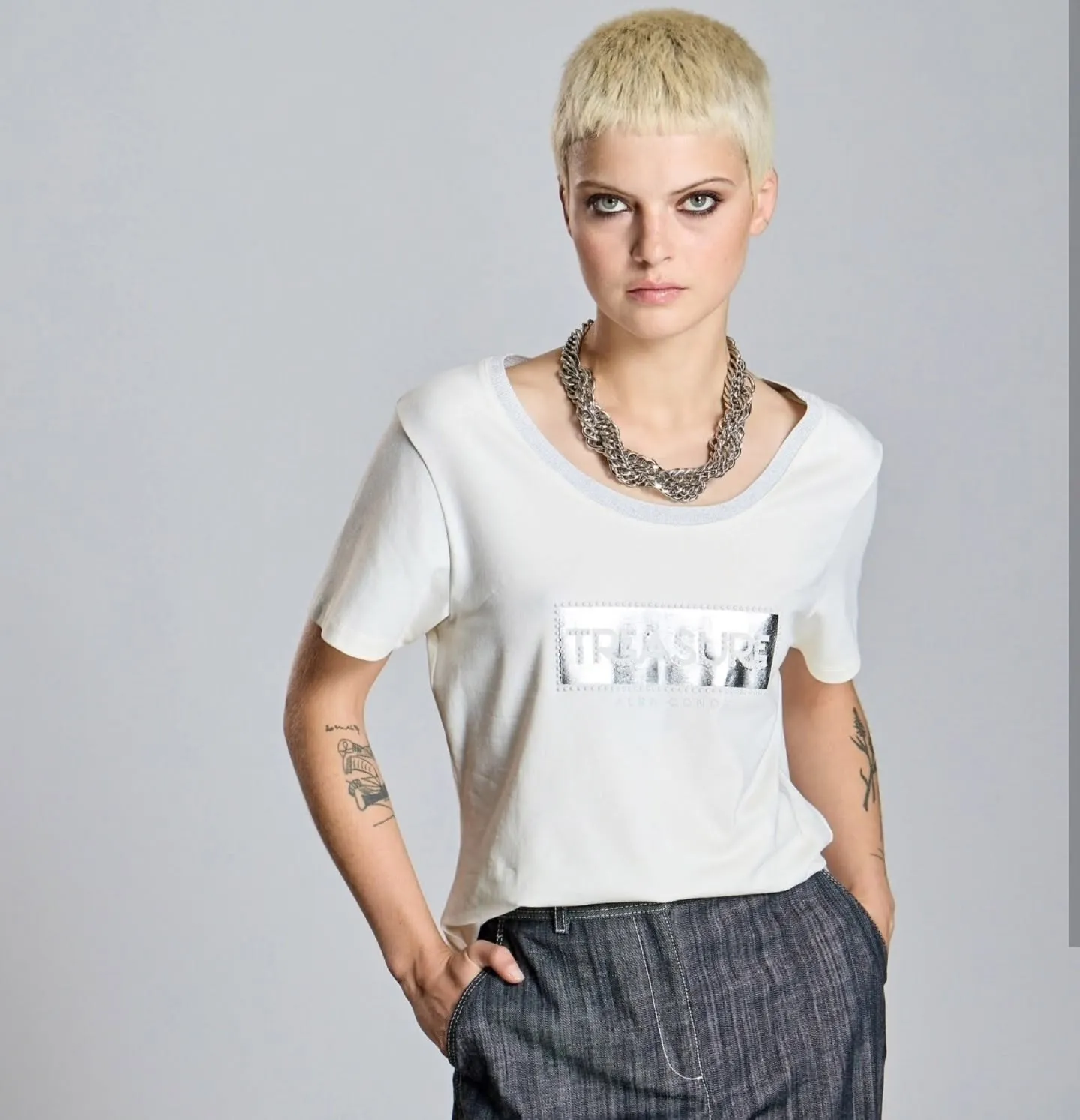 Camiseta blanca Treasure con collar de cadena — Flaviano Moda