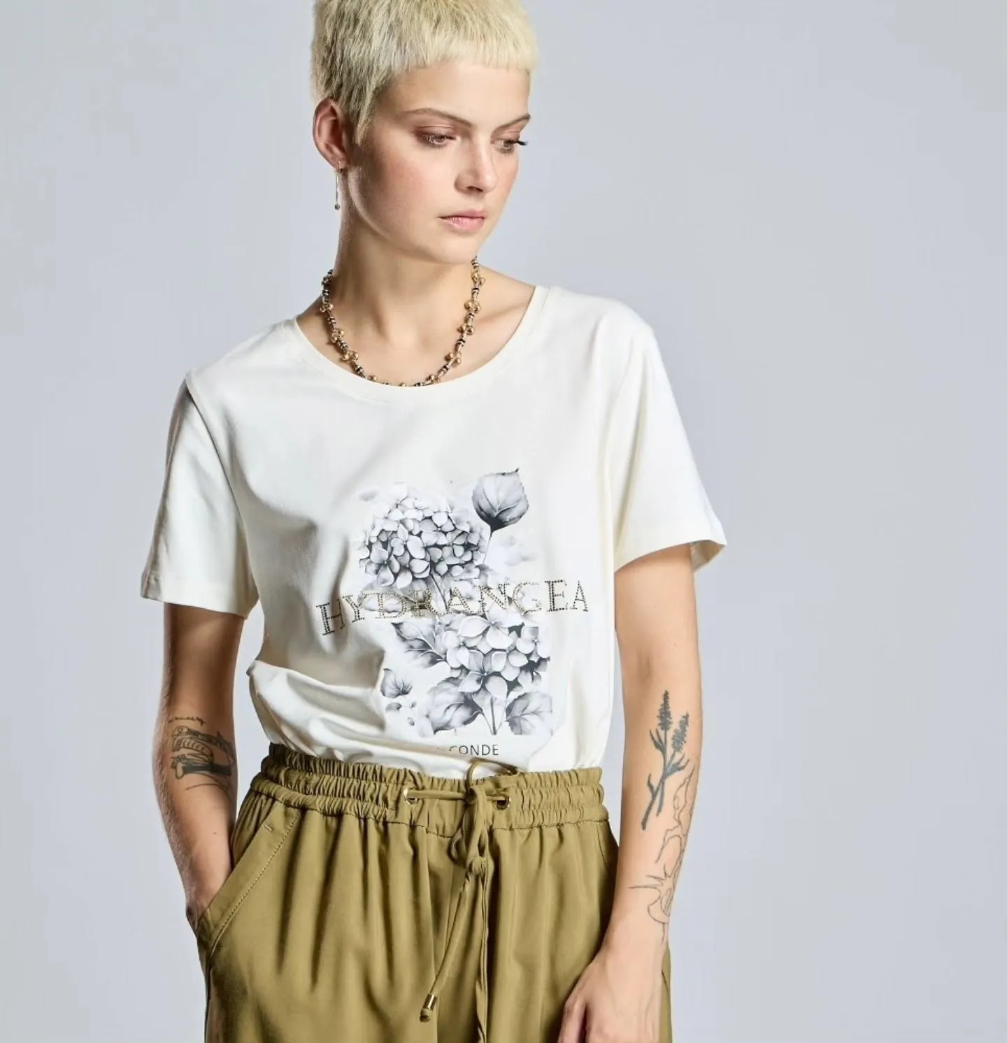 Camiseta blanca con estampado floral Hydrangea y pantalón caqui — Flaviano Moda