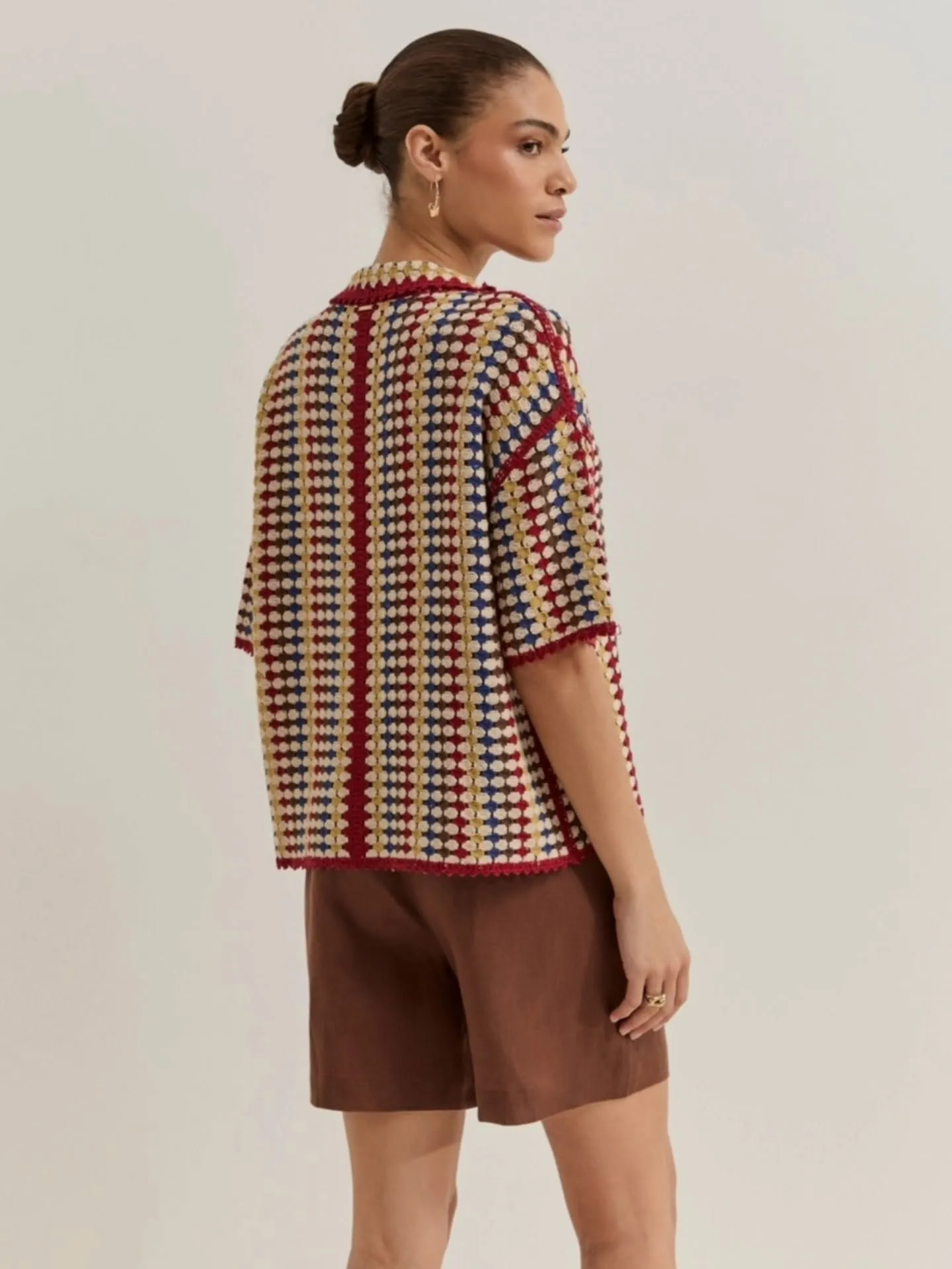 Polo de punto crochet multicolor, vista de espalda — Flaviano Moda
