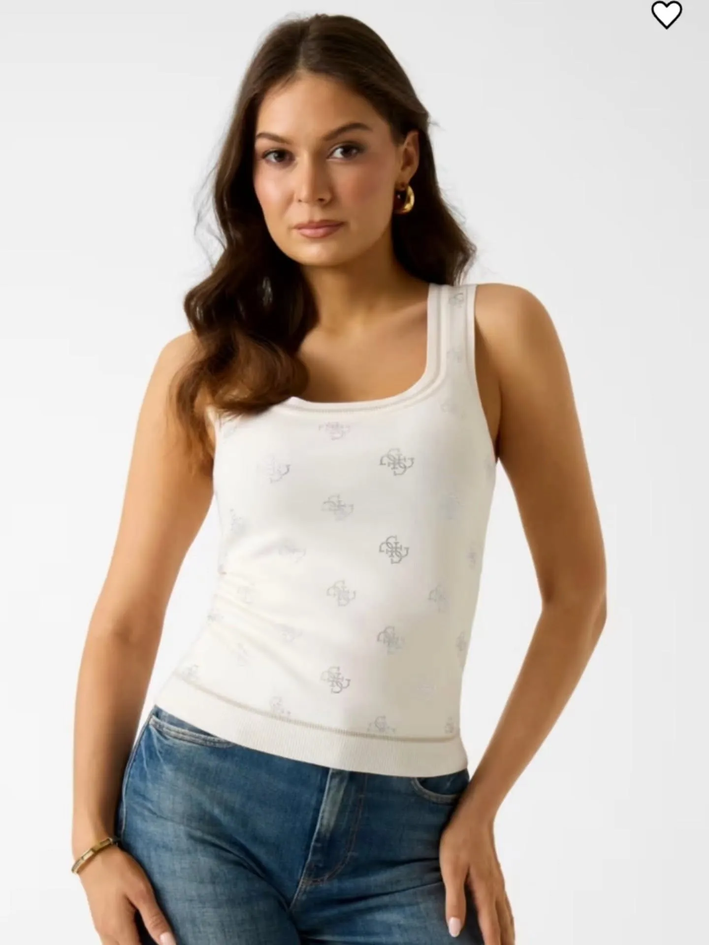 Top blanco con estampado de logo y vaqueros — Flaviano Moda
