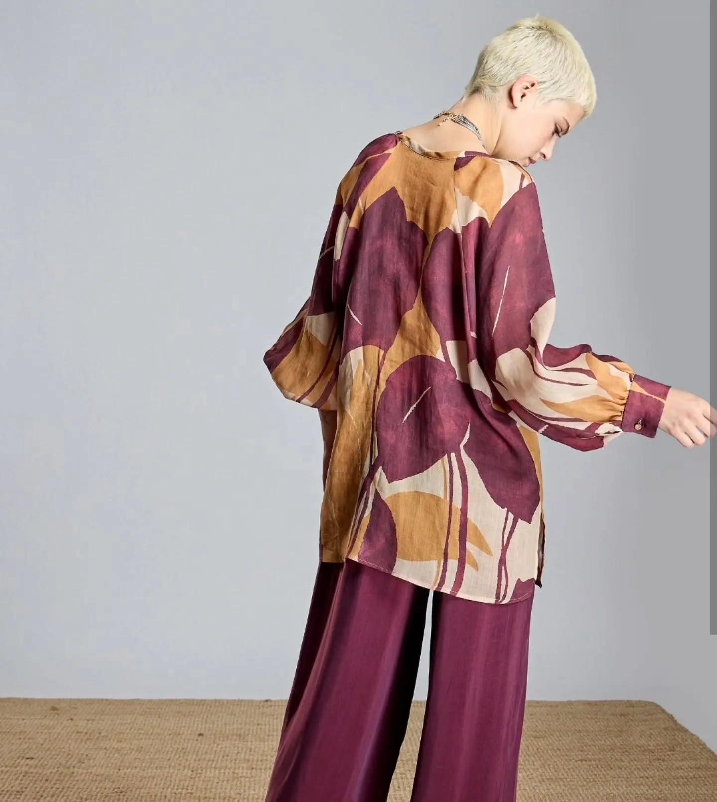 Blusa con estampado morado y mostaza, vista de espalda — Flaviano Moda