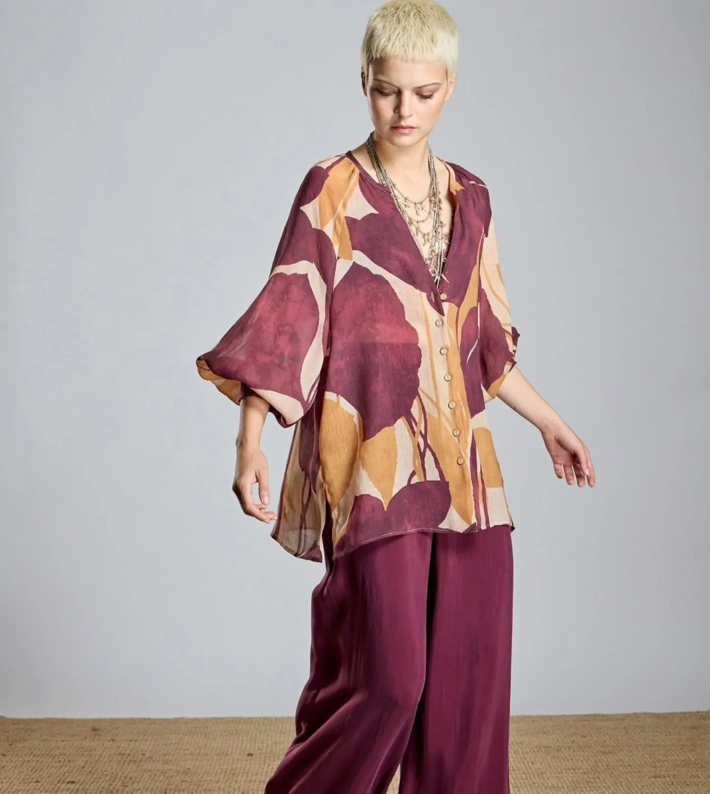 Blusa con estampado morado y mostaza, vista de frente — Flaviano Moda