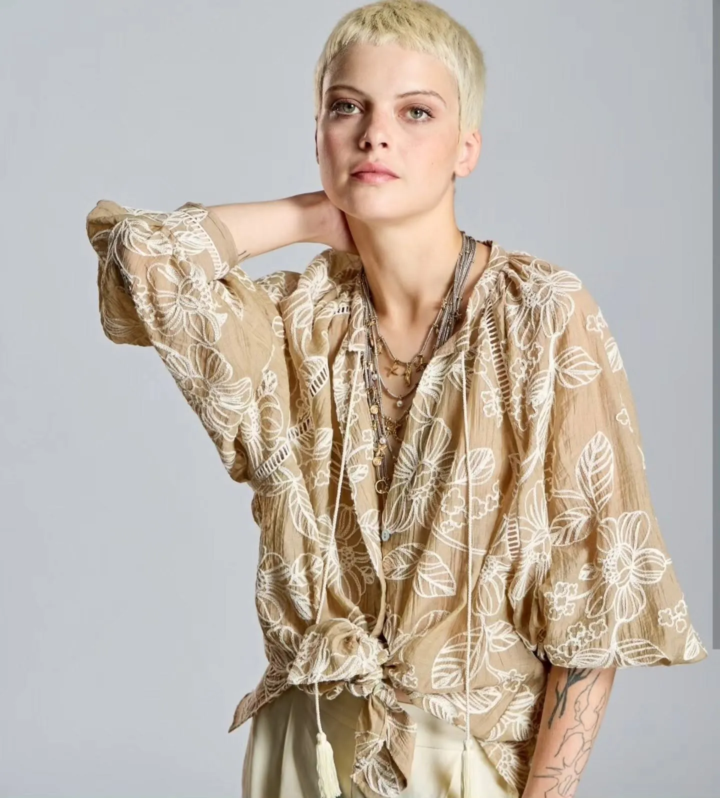 Blusa beige bordada con flores, anudada — Flaviano Moda