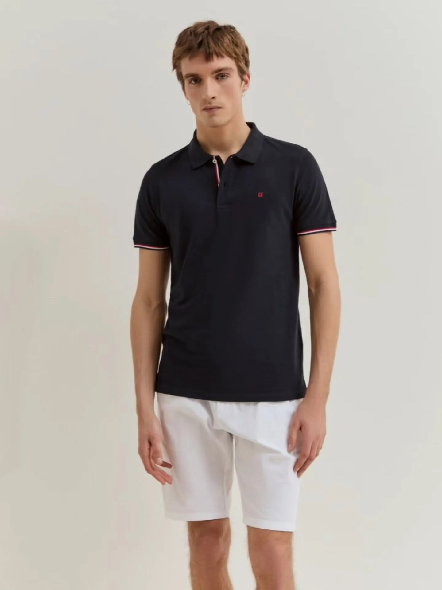 Polo azul marino de hombre con bermuda blanca — Flaviano Moda