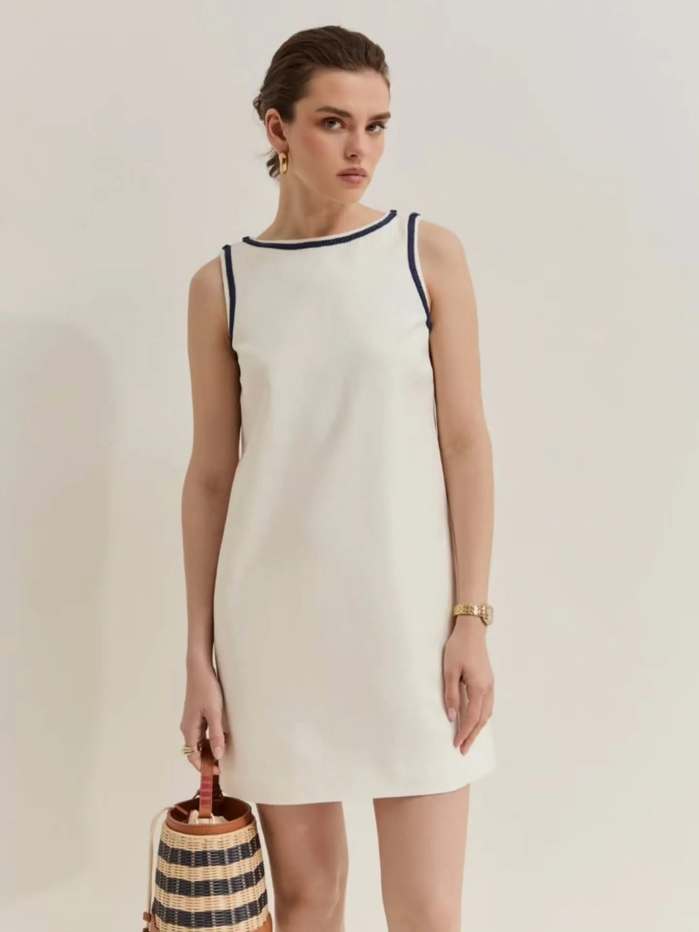 Vestido blanco sin mangas con ribete azul marino — Flaviano Moda