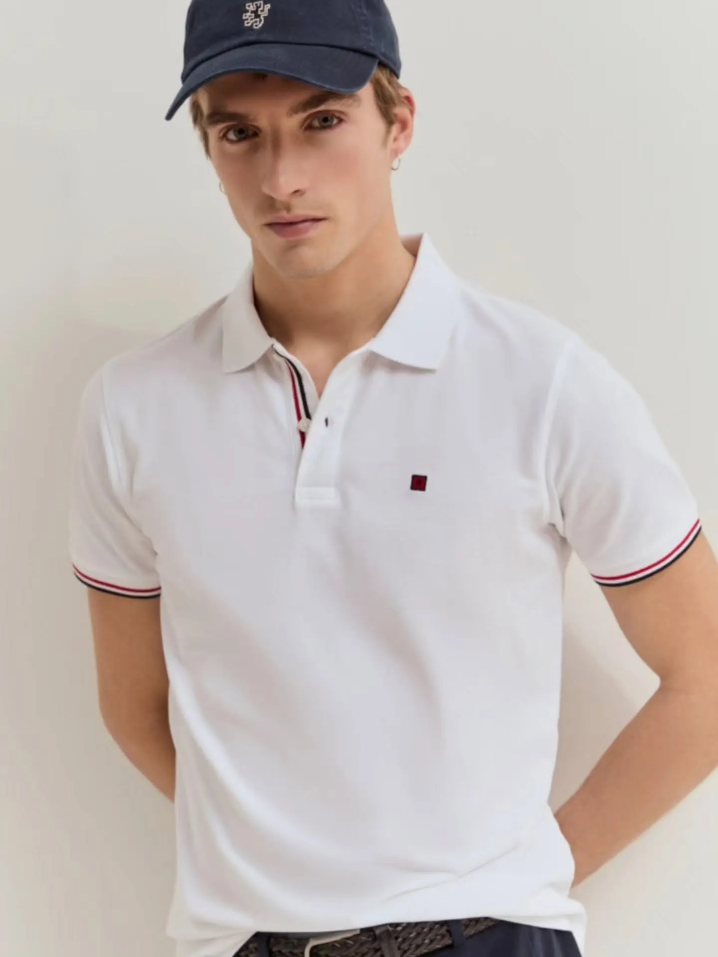 Polo blanco de hombre con gorra azul marino — Flaviano Moda